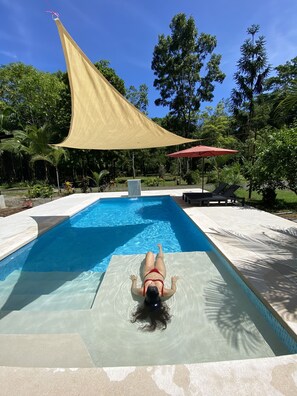 Una piscina al aire libre