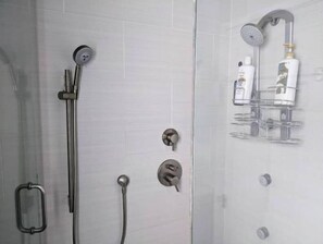 تجهيزات دش، مجففات شعر، مناشف، شامبو