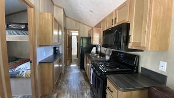 Stort kylskåp, mikrovågsugn, ugn och spishäll