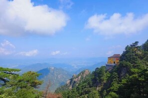A mountain lodge with a view of the surrounding landscape. - Chen Xuan Yi Zhai (Jiu Hua Mountain Tourist Service Center Store) (Qingyang)