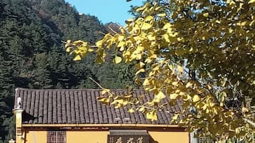 Un edificio tradicional con techo de tejas y un cartel.