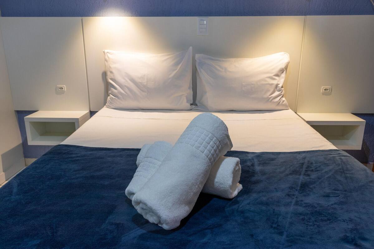 Minibar, free WiFi, bed sheets