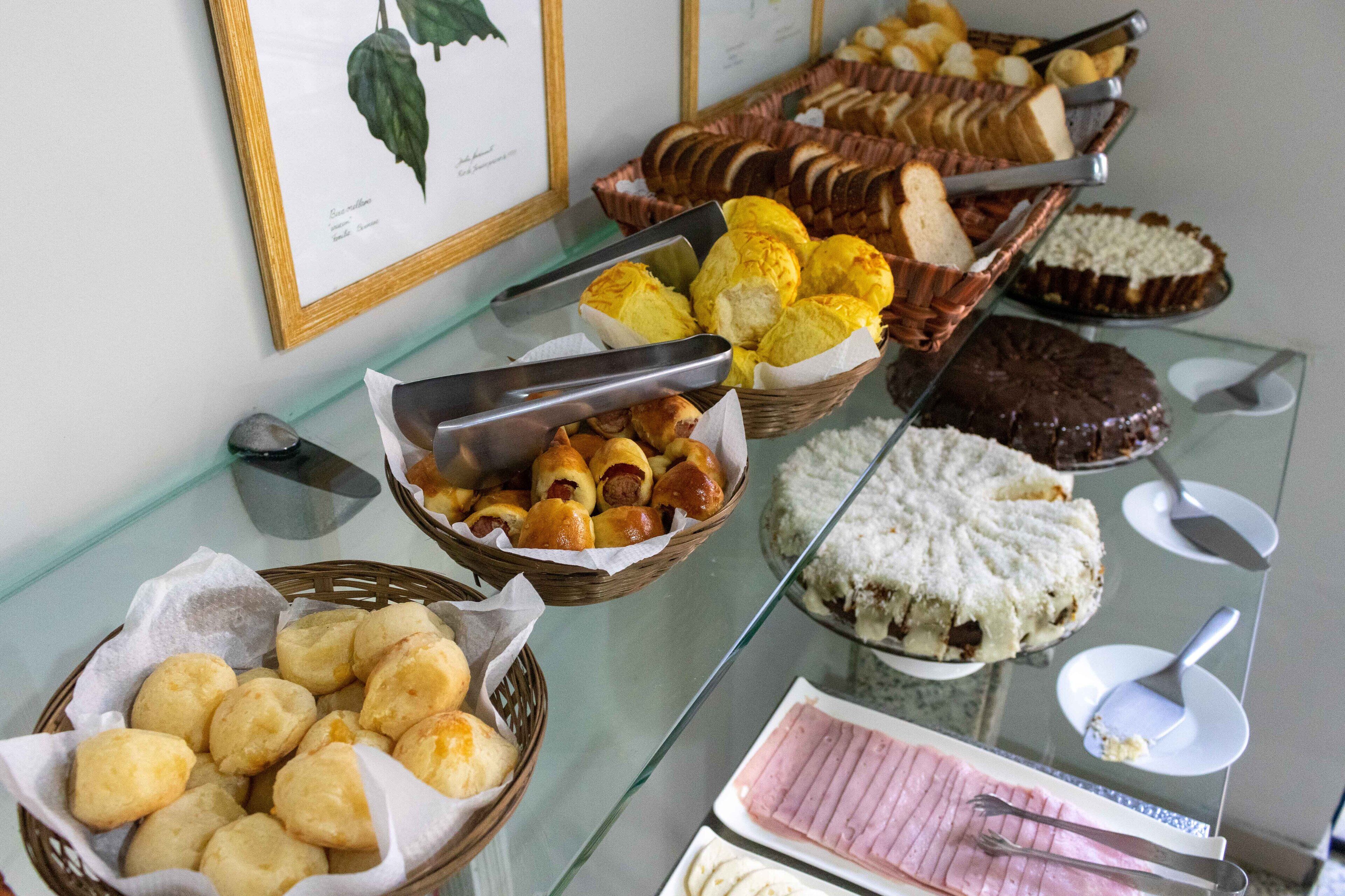 Un bufé con diversos alimentos, como pan, pasteles y postres.