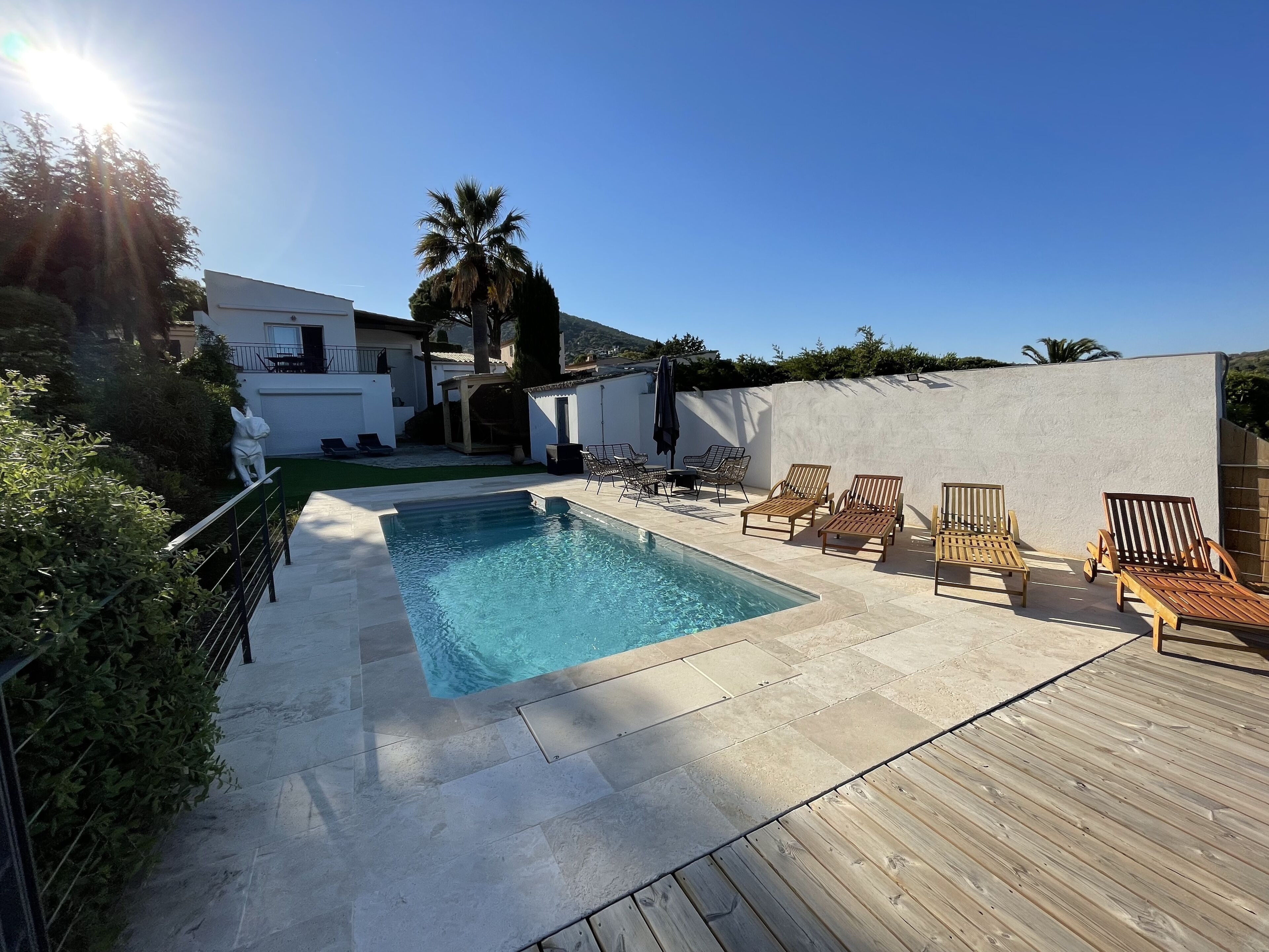 Una piscina al aire libre, una piscina climatizada