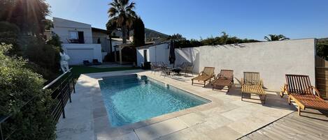 Una piscina al aire libre, una piscina climatizada