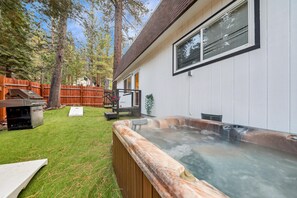 Outdoor spa tub - Luna Lodge - 4BR, 2BA Close to Hike, Bike (South Lake Tahoe)