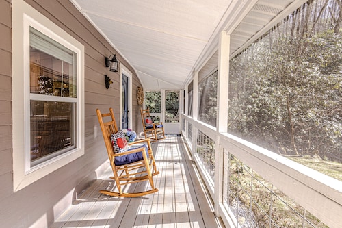 "UNWIND BY THE WATER'S EDGE" Beautiful 2/1 Cabin w/ Hot Tub on Roaring Creek!