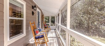 "UNWIND BY THE WATER'S EDGE" Beautiful 2/1 Cabin w/ Hot Tub on Roaring Creek!