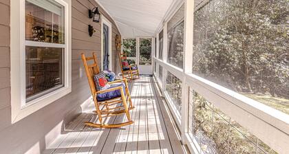 "UNWIND BY THE WATER'S EDGE" Beautiful 2/1 Cabin w/ Hot Tub on Roaring Creek!