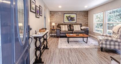 "UNWIND BY THE WATER'S EDGE" Beautiful 2/1 Cabin w/ Hot Tub on Roaring Creek!