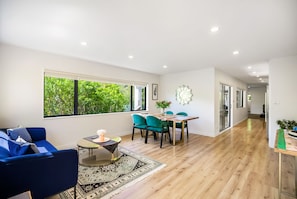 Apartment | In-room dining - The Perfect Spacious 2BR Getaway-Netflix (Auckland)