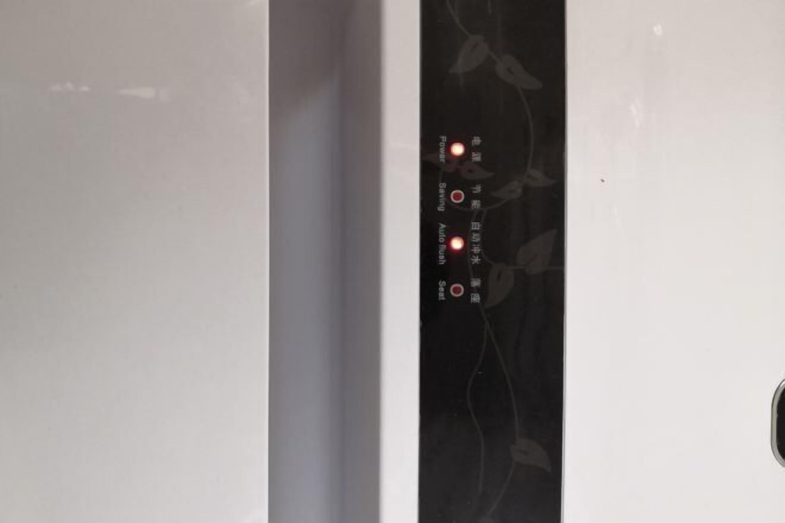 Panel de control con opciones de encendido, guardado y audio.