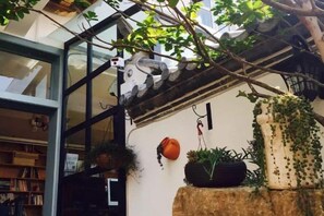 Unclassified image, 3 of 109, button - Qingtian Yashe Inn (Tengchong)