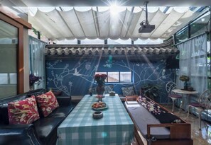 Outdoor dining - Qingtian Yashe Inn (Tengchong)