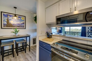 Réfrigérateur, micro-ondes, plaque de cuisson, lave-vaisselle