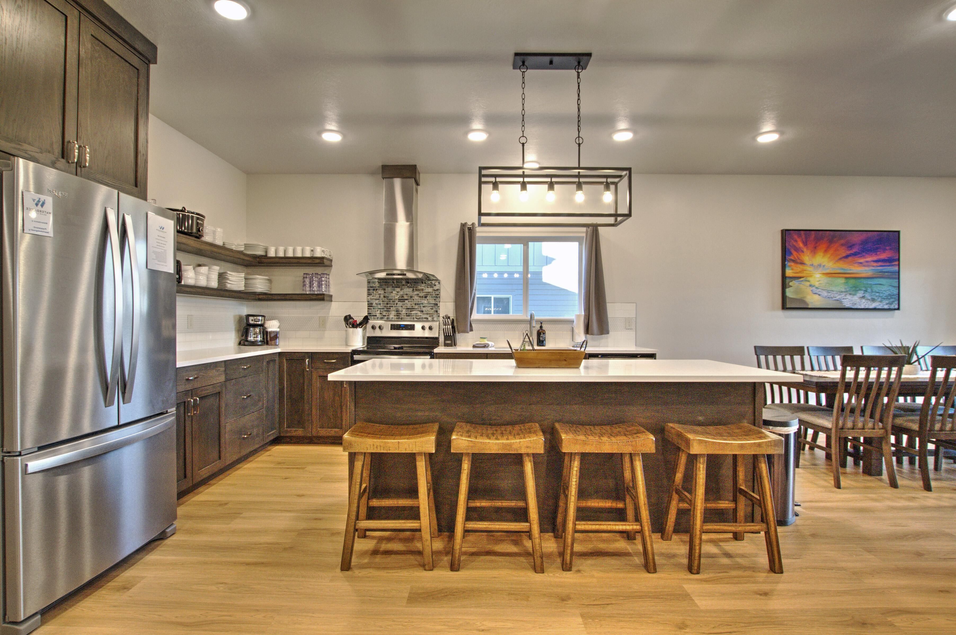 冷蔵庫、電子レンジ、オーブン、コンロ