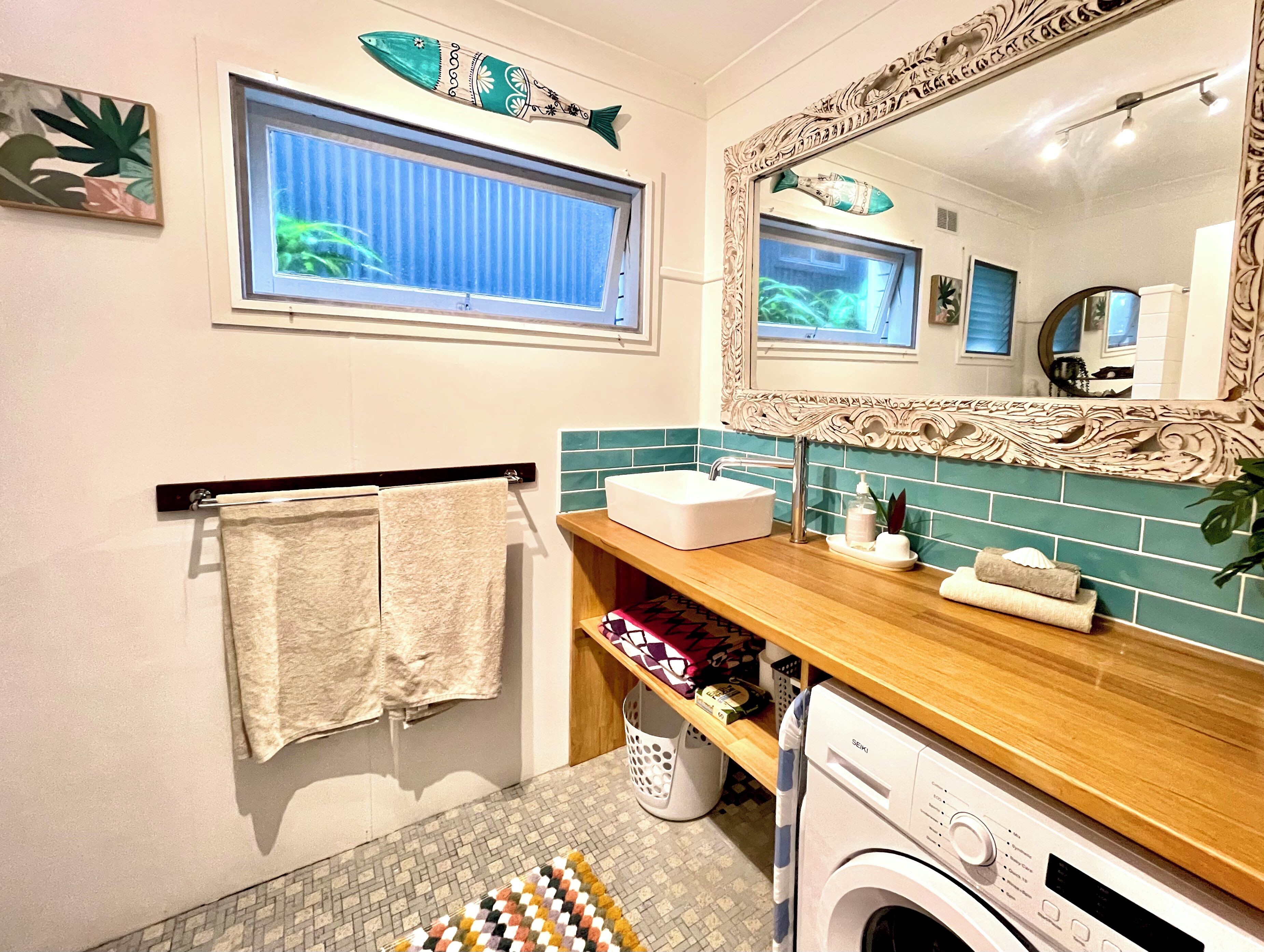 Sèche-cheveux, serviettes fournies