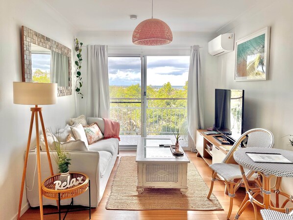 TV, stereo - Salt - Relaxed Coastal Vibes, Bay Views, Dog Friendly 🐾 (East Ballina)