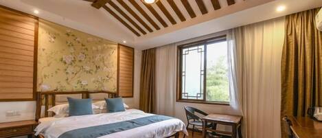 Quarto com cama de madeira, uma escrivaninha e uma cadeira.