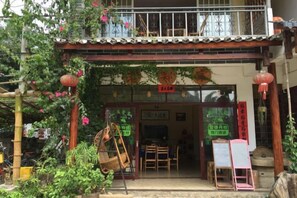 A traditional building with a balcony, a wooden door, and a signboard. - Laozheng Homestay (Yangshuo)