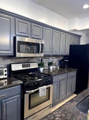 Refrigerador, microondas, horno y parrilla de estufa 