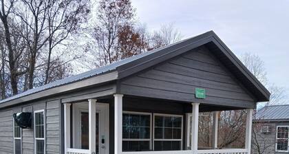 102) Dove Farmhouse Style Cabin. Close to Hocking Hills State Park and more!