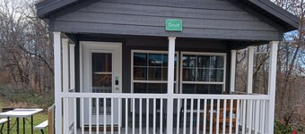 102) Dove Farmhouse Style Cabin. Close to Hocking Hills State Park and more!