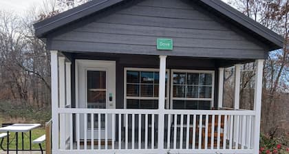 102) Dove Farmhouse Style Cabin. Close to Hocking Hills State Park and more!