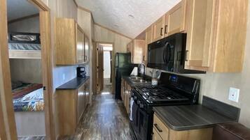 Full-size fridge, microwave, oven, stovetop