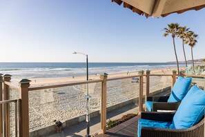 On the beach - Luxury Oceanfront, Two-Level Condo with Stunning View, Decks, Fast WiFi & Fireplace! (San Diego)