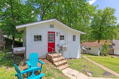 Historic Water's Edge Cottage 10