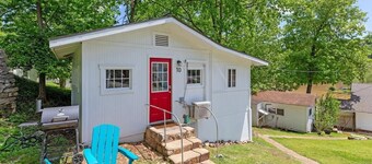 Historic Water's Edge Cottage 10