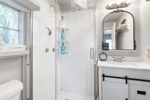 Combined shower/bathtub, hair dryer, towels, shampoo - Historic Water's Edge Cottage 10 (Rockaway Beach)