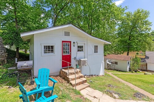 Historic Water's Edge Cottage 10