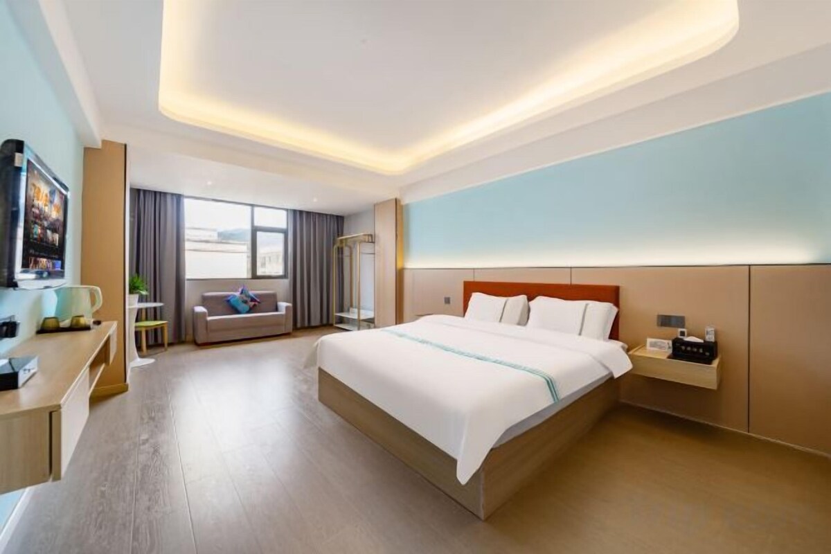 Elegant Double Bed Room (Comfy Sleep + Self-Service Laundry + Bathroom Wet-Dry Separation)