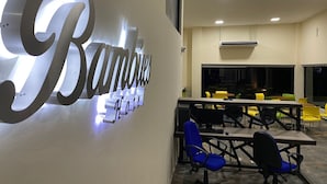 Una sala de conferencias moderna con un gran letrero iluminado que dice "Bambusa".