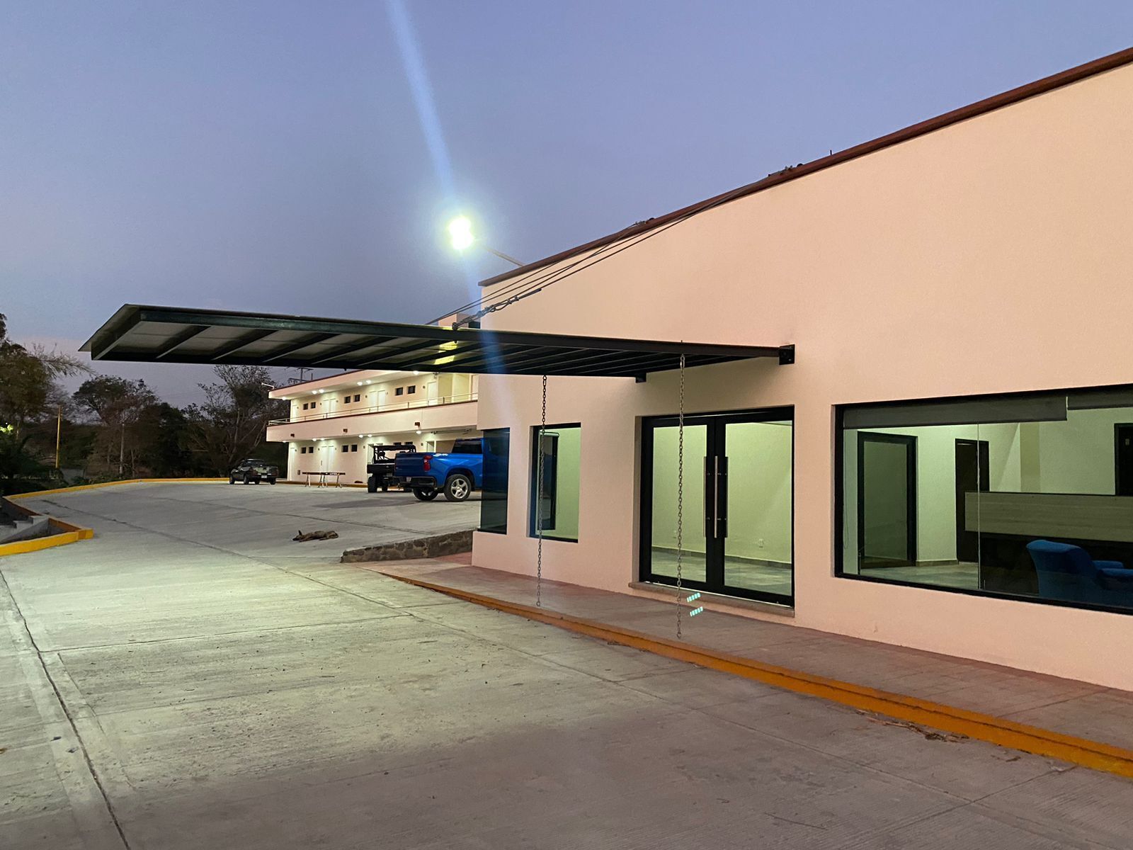 Vista frontal de la propiedad