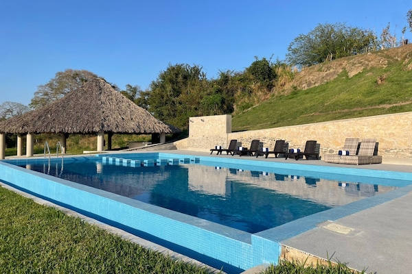 Comfort Room | Living area