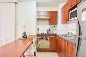 Refrigerador, microondas, parrilla de estufa y utensilios de cocina 
