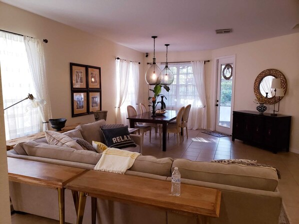 Smart TV, estéreo, monitor de computadora y impresora