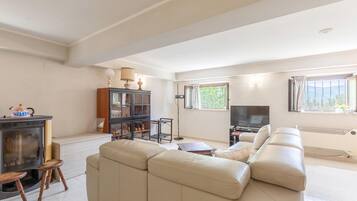 TV, caminetto, tavolo da calcetto