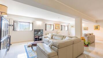 TV, caminetto, tavolo da calcetto