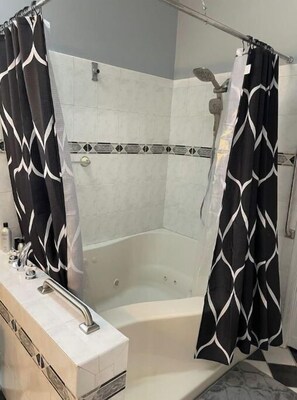 Baignoire à jets, sèche-cheveux, serviettes fournies, savon