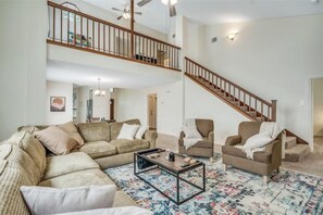 Smart TV, chimenea y futbolito 