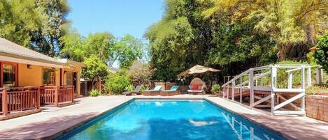 Una piscina al aire libre