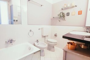 Suihku, hiustenkuivaaja, pyyhkeet