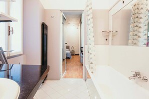 Douche, sèche-cheveux, serviettes fournies