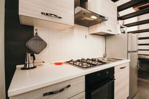 Kühlschrank, Mikrowelle, Ofen, Herdplatte