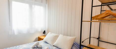 3 habitaciones, tabla de planchar con plancha y ropa de cama