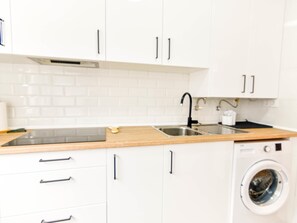 Jääkaappi, mikroaaltouuni, kahvin-/teenkeitin